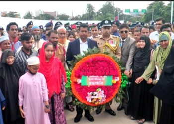 শহিদদের স্মরনে জুলাই শহিদ স্মৃতিস্তম্ভে সর্বস্তরের মানুষের পুষ্পস্তবক অর্পণ