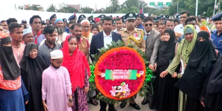 শহিদদের স্মরনে জুলাই শহিদ স্মৃতিস্তম্ভে সর্বস্তরের মানুষের পুষ্পস্তবক অর্পণ