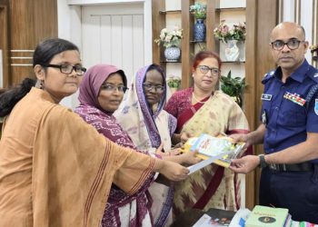 দুর্গাপূজায় নিরাপত্তার দাবিতে ডিসি এসপিকে মহিলা পরিষদের স্মারকলিপি