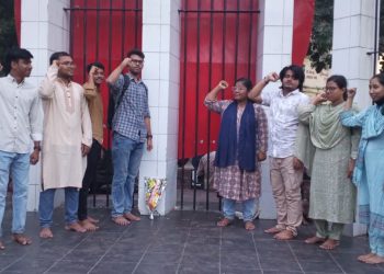 মহান শিক্ষা দিবসে শহিদের স্মরণে সমাজতান্ত্রিক ছাত্র ফ্রন্টের পুষ্প অর্পণ