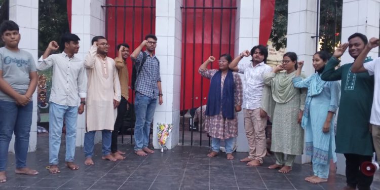 মহান শিক্ষা দিবসে শহিদের স্মরণে সমাজতান্ত্রিক ছাত্র ফ্রন্টের পুষ্প অর্পণ