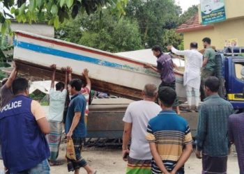 আড়াইহাজারে মেঘনা নদীতে স্পিডবোর্ড ফেলে পালালো চাঁদাবাজরা