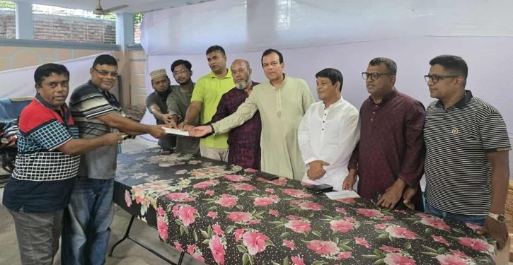 ফতুল্লার ১০টি পূজা মণ্ডপে রিয়াদ মোহাম্মদ চৌধুরীর আর্থিক উপহার