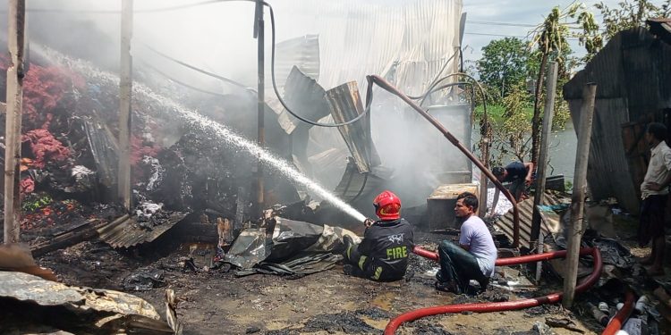 বন্দরে তুলার গোডাউনে ভয়াবহ আগুন