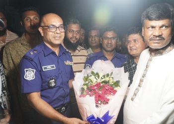 রাতের বেলায় পুলিশ সুপার’র পূজা মণ্ডপ পরিদর্শন