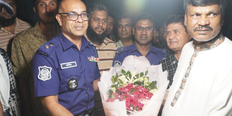 রাতের বেলায় পুলিশ সুপার’র পূজা মণ্ডপ পরিদর্শন