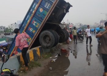 ভুইঘরে ফ্লাইওভারের রেলিং ভেঙে ঝুলে রইল ট্রাক, নিহত ১