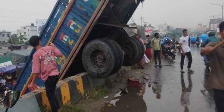 ভুইঘরে ফ্লাইওভারের রেলিং ভেঙে ঝুলে রইল ট্রাক, নিহত ১
