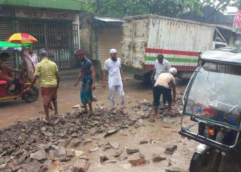 ফতুল্লায় পোষ্ট অফিস -শিবু মার্কেট সড়কটি রিয়াদ চৌধুরীর সার্বিক সহযোগীতায় মেরামত