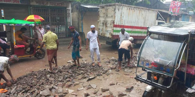 ফতুল্লায় পোষ্ট অফিস -শিবু মার্কেট সড়কটি রিয়াদ চৌধুরীর সার্বিক সহযোগীতায় মেরামত