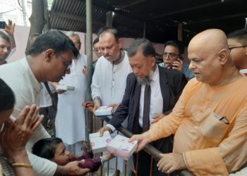 দূর্গাপূজায় রামকৃষ্ণ মিশনে ভক্তদের মাঝে প্রসাদ বিতরণ