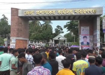 ইজিবাইক চালক ও শিক্ষার্থীদের মধ্যে সংঘর্ষে অন্তত আহত ১০