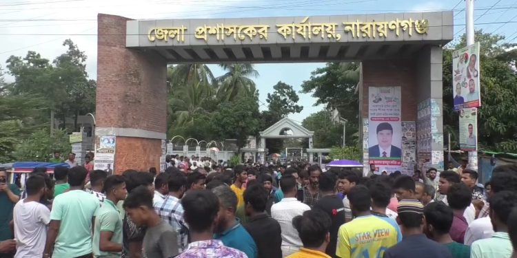 ইজিবাইক চালক ও শিক্ষার্থীদের মধ্যে সংঘর্ষে অন্তত আহত ১০