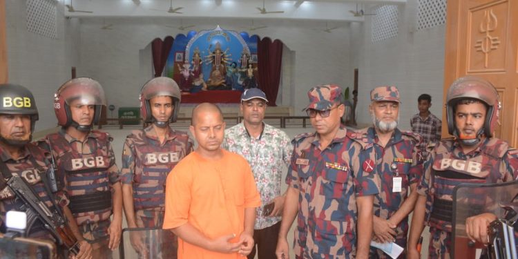 শারদীয় দুর্গাপূজা নির্বিঘ্নে করতে বিজিবির বিভিন্ন পূজামণ্ডপ পরিদর্শন