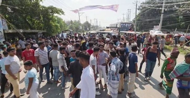 রুপগঞ্জে মাদ্রাসার শিক্ষার্থীকে বলাৎকারের অভিযোগে শিক্ষক আটক, অবরোধ