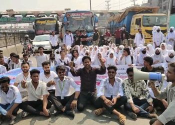 সোনারগাঁয়ে শিক্ষার্থী মীম হত্যার শাস্তির দাবিতে মহাসড়ক অবরোধ