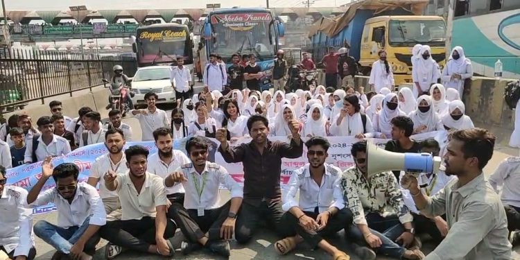 সোনারগাঁয়ে শিক্ষার্থী মীম হত্যার শাস্তির দাবিতে মহাসড়ক অবরোধ