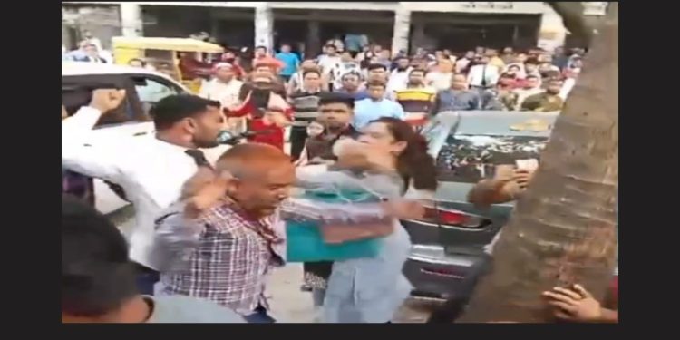 প্রকাশ্যে আদালত প্রাঙ্গণে বিচারপ্রার্থীকে মারধর, বিএনপি নেতার দাবি ষড়যন্ত্র