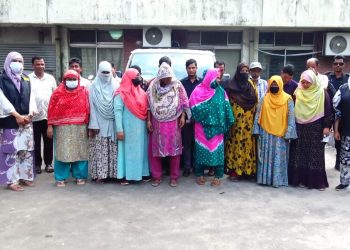 খানপুর হাসপাতালে যৌথবাহিনীর অভিযানে ১৫ দালাল আটক