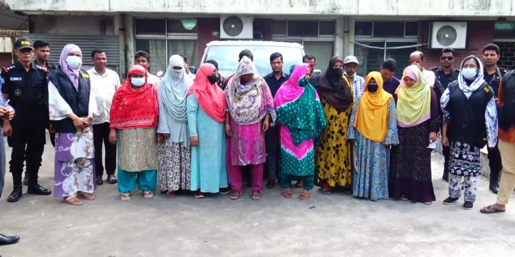 খানপুর হাসপাতালে যৌথবাহিনীর অভিযানে ১৫ দালাল আটক