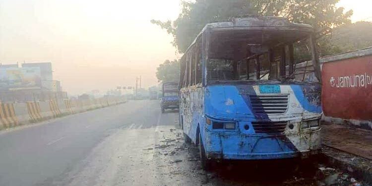 সিদ্ধিরগঞ্জে পৃথক দুই পরিবহনে আগুন: অজ্ঞাত ৪০ জনের বিরুদ্ধে মামলা