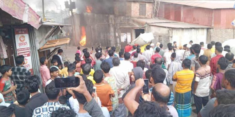 বন্দরে ভূমিকম্পের পর শর্ট সার্কিটে আগুন, তুলার গুদামে কোটি টাকার ক্ষতি দাবি