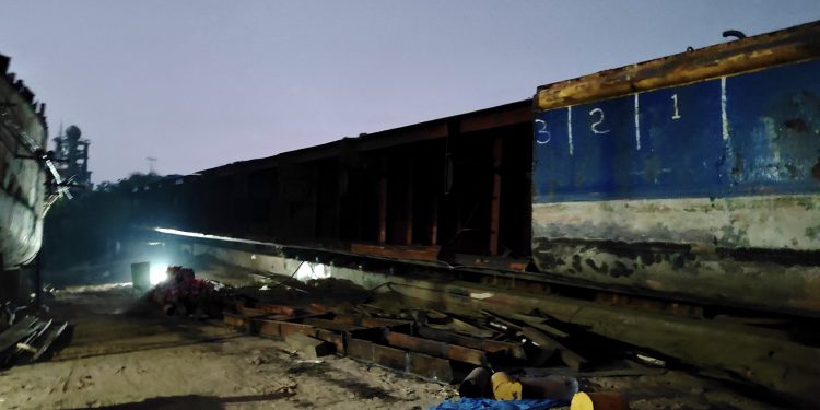 সোনারাগাঁয়ে ছাত্রদল নেতাসহ ৭ জনের বিরুদ্ধে মালবাহী জাহাজ কেটে বিক্রির অভিযোগ, একজন গ্রেপ্তার