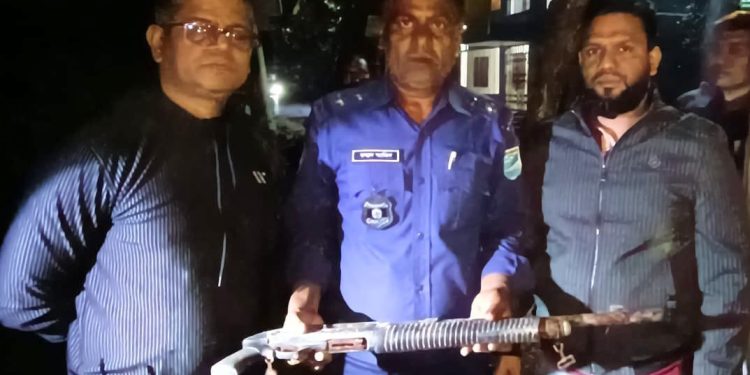 আড়াইহাজারে পুলিশের লুট হওয়া শর্টগান ঝোপ থেকে পরিত্যক্ত অবস্থায় উদ্ধার