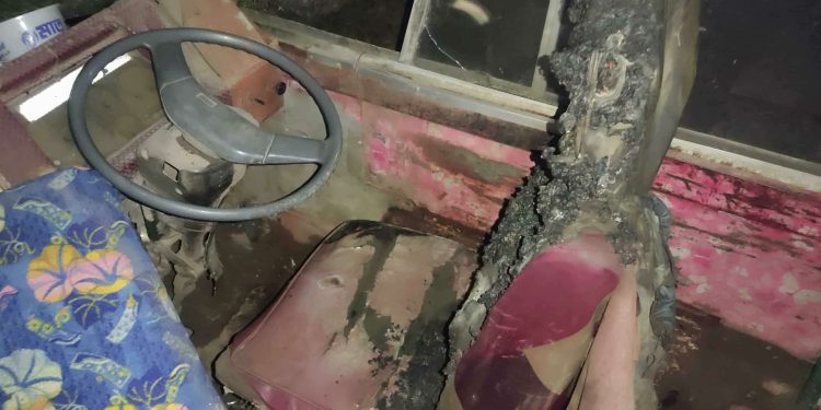 ফতুল্লায় সড়কের পাশে থাকা বাসে আগুন দিয়েছে দুর্বৃত্তরা