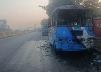 ঢাকা–চট্টগ্রাম মহাসড়কে থামিয়ে রাখা মিনিবাসে আগুন