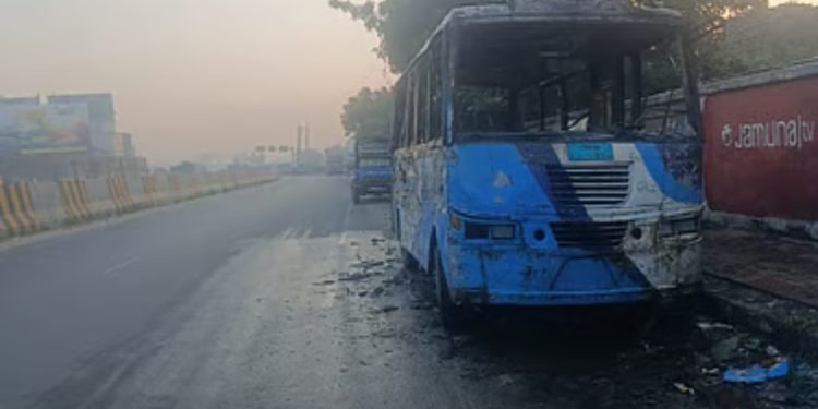 ঢাকা–চট্টগ্রাম মহাসড়কে থামিয়ে রাখা মিনিবাসে আগুন