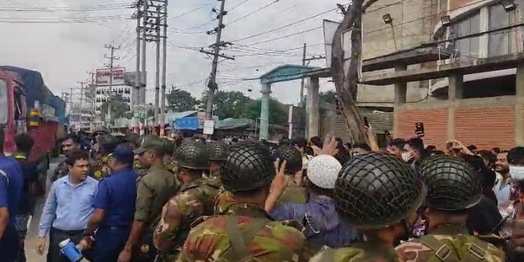 অসুস্থ শ্রমিক চিকিৎসার অভাবে মৃত্যর প্রতিবাদে শ্রমিকদের মহাসড়ক অবরোধ