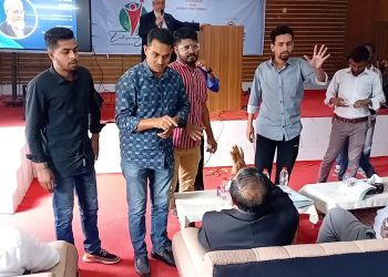 উদ্যোক্তা সম্মেলন থেকে বিকেএমইএ সভাপতি হাতেমকে অশোভন আচারন বের করলো ছাত্রদল