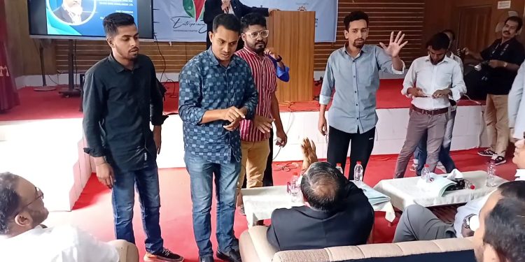 উদ্যোক্তা সম্মেলন থেকে বিকেএমইএ সভাপতি হাতেমকে অশোভন আচারন বের করলো ছাত্রদল