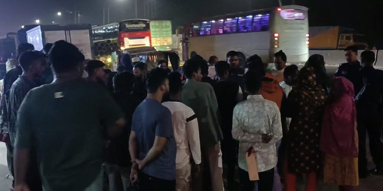 বন্দরে কাভার্ডভ্যানের ধাক্কায় অজ্ঞাত  এক পথচারী নিহত