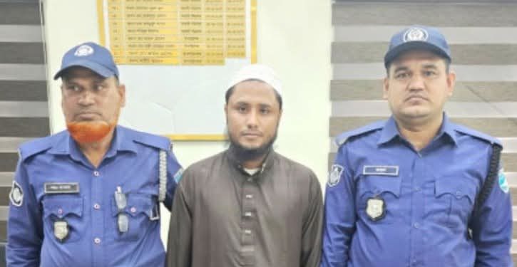 পাসপোর্ট অফিসে রোহিঙ্গা যুবক আটক
