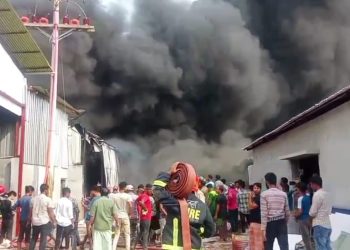 বন্দরে ককশিট কারখানায় আগুন