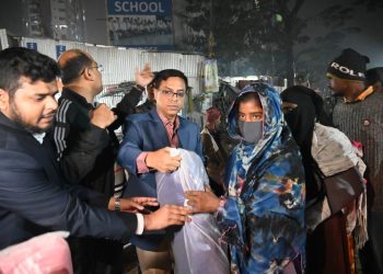 শীতার্তদের মাঝে জেলা প্রশাসক রায়হানের শীতবস্ত্র বিতরণ