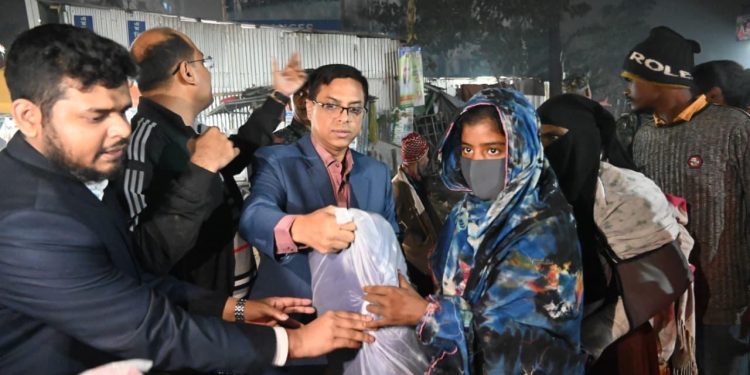 শীতার্তদের মাঝে জেলা প্রশাসক রায়হানের শীতবস্ত্র বিতরণ