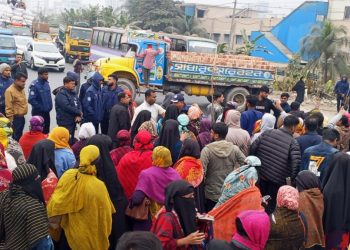 সিদ্ধিরগঞ্জে শ্রমিক ছাঁটাইয়ের প্রতিবাদে ঢাকা-চট্টগ্রাম মহাসড়কে শ্রমিক অবরোধ