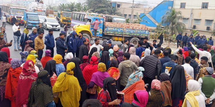 সিদ্ধিরগঞ্জে শ্রমিক ছাঁটাইয়ের প্রতিবাদে ঢাকা-চট্টগ্রাম মহাসড়কে শ্রমিক অবরোধ