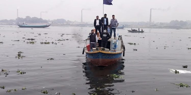 ফতুল্লায় বক্তাবলী ফেরি থেকে যানবাহন পড়ে নি’হতের ঘটনায় তদন্ত কমিটি