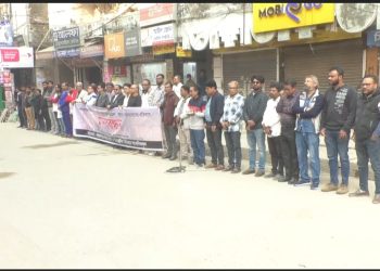 নারায়ণগঞ্জে প্রথম আলো ও দ্য ডেইলি স্টার পত্রিকা অফিসে সন্ত্রাসী হামলার প্রতিবাদে মানববন্ধন