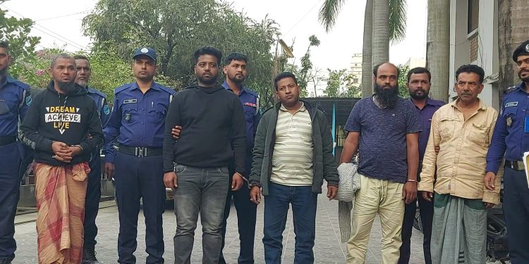 ফতুল্লায় পরকীয়ার জেরেই সুমন হত্যা, স্ত্রীসহ গ্রেফতার ৬