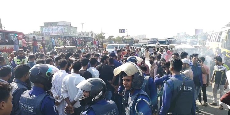 নারায়ণগঞ্জে  দুই পোশাক কারখানা বন্ধের প্রতিবাদে শ্রমিক বিক্ষোভ, মহাসড়ক অবরোধ