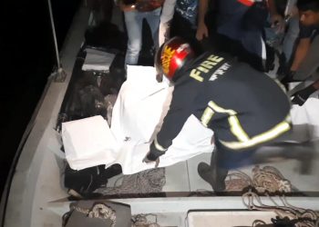 ফতুল্লার ধলেশ্বরী নদীতে ফেরি থেকে ট্রাকসহ ৫ যান নদীতে ও নিহত ৩