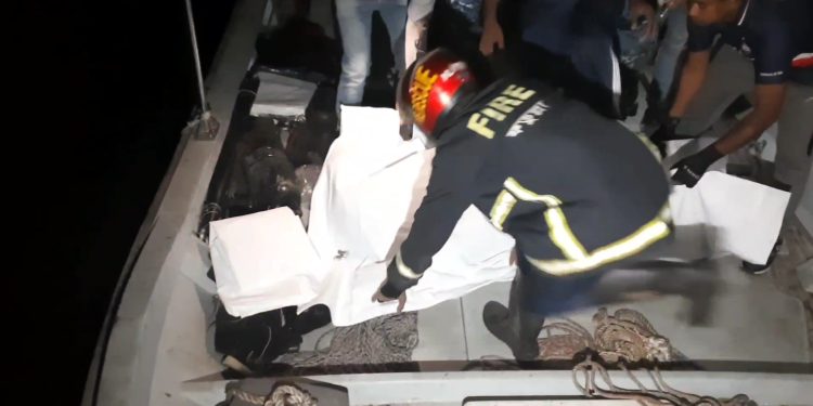 ফতুল্লার ধলেশ্বরী নদীতে ফেরি থেকে ট্রাকসহ ৫ যান নদীতে ও নিহত ৩