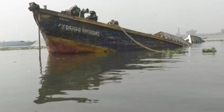 ফতুল্লায় বুড়িগঙ্গা নদীতে লঞ্চের ধাক্কায় বাল্কহেড ডুবি, নিখোঁজ ২ শ্রমিক