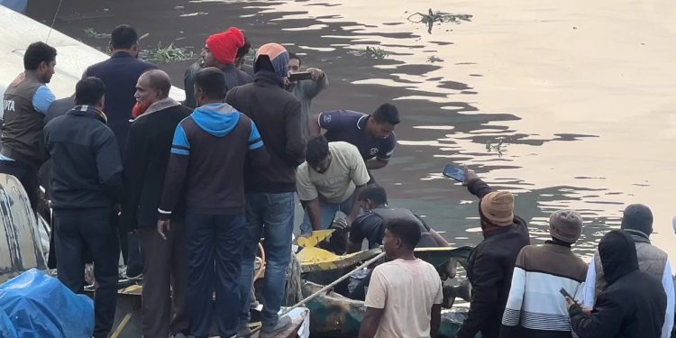 বুড়িগঙ্গা নদীতে বাল্কহেড ডুবি-নিখোঁজের দশ ঘন্টা পর ২ শ্রমিকের মরদেহ উদ্ধার