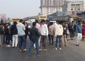 হাদির বিচারের দাবিতে ঢাকা-চট্টগ্রাম মহাসড়কে ছাত্র জনতার অবরোধ করে বিক্ষোভ